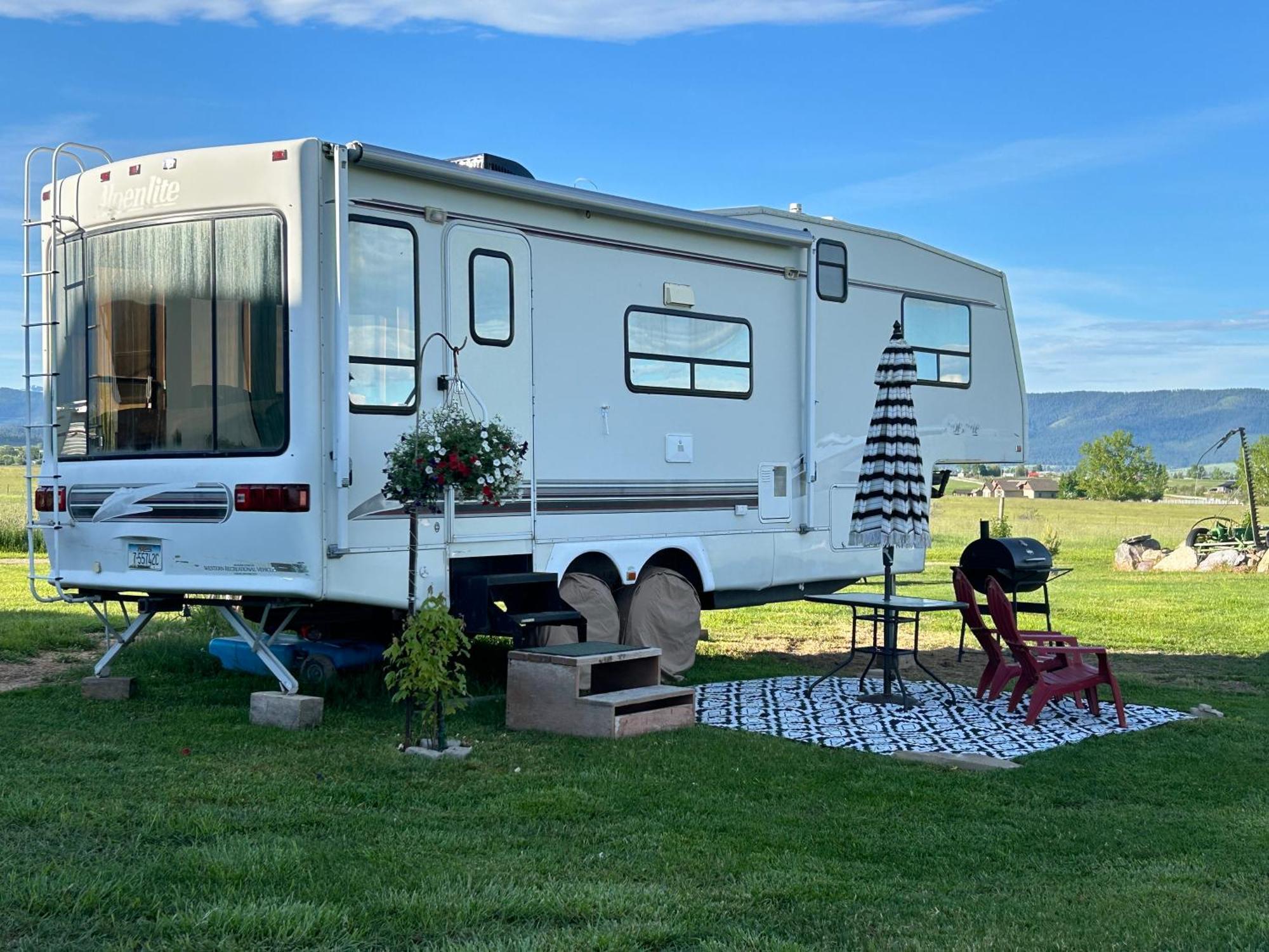 Saint IgnatiusMission Mountain Camperアパートメント エクステリア 写真